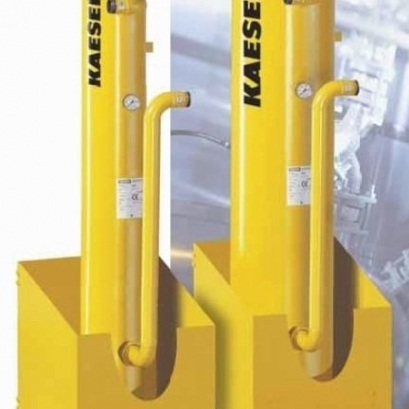 Activated carbon adsorber for compressed air