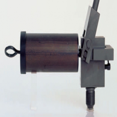 High pressure hand pump for mounting and dismounting of oil pressure joints