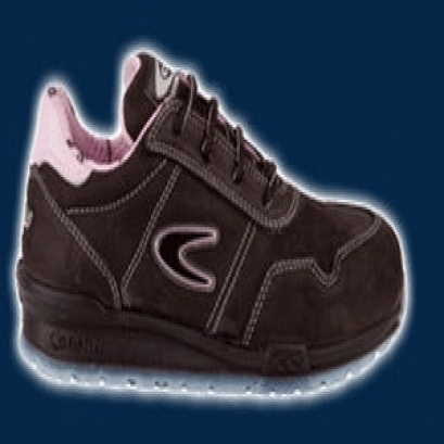 Safety shoes with waterproof and breathable membrane