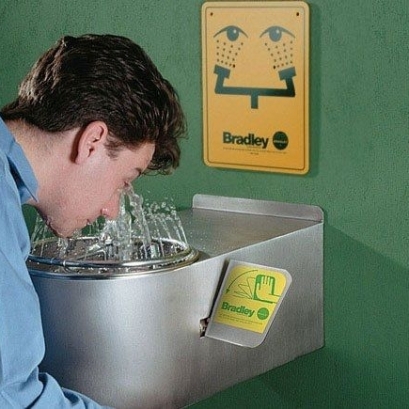 Wall mount safety eyewash station