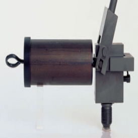 High pressure hand pump for mounting and dismounting of oil pressure joints