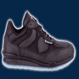 Safety shoes with waterproof and breathable membrane